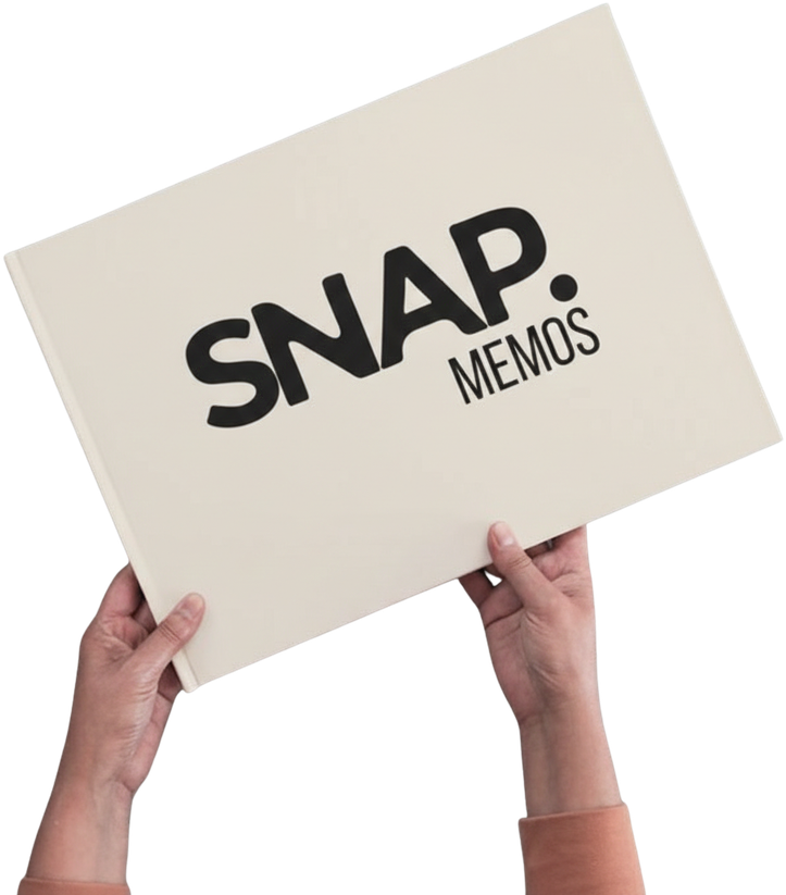 Fotolibro SnapMemos apaisado de tapa dura sostenido con las dos manos